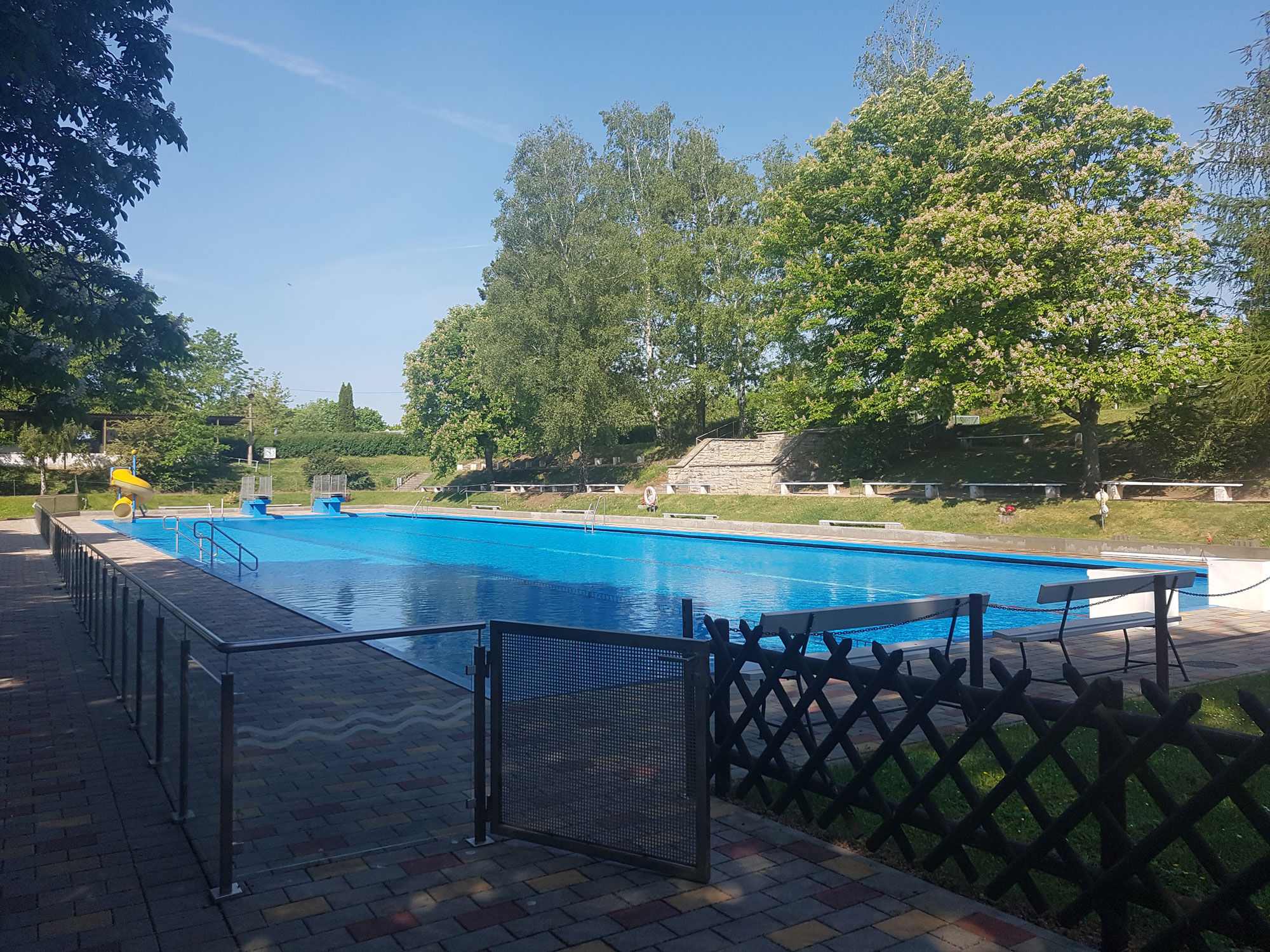 Blick ins Freibad und auf die Terasse