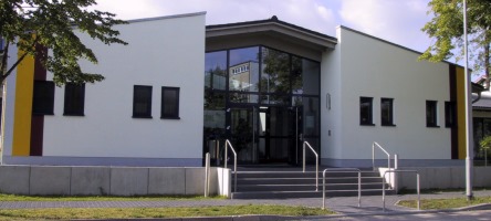 Fassade der Weißenseer Zeifelderhalle Eingangsbereich